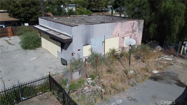 a view of a yard with sitting area