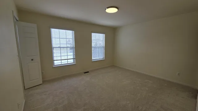 $2,375 | 1547 Cass Lake Road, Keego Harbor, MI 48320