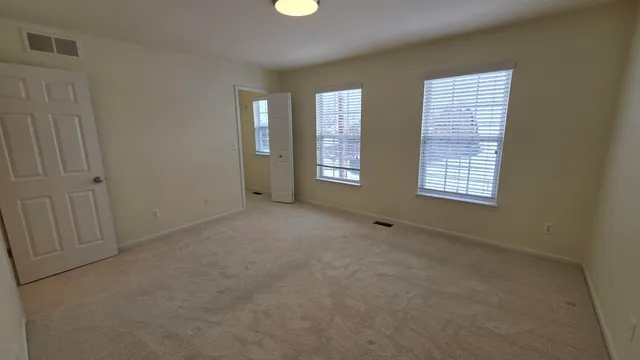 $2,375 | 1547 Cass Lake Road, Keego Harbor, MI 48320