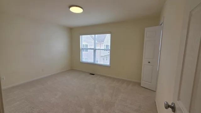 $2,375 | 1547 Cass Lake Road, Keego Harbor, MI 48320