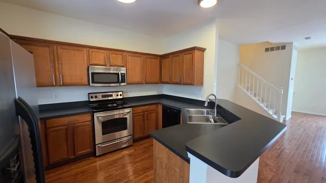 $2,375 | 1547 Cass Lake Road, Keego Harbor, MI 48320