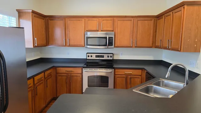 $2,375 | 1547 Cass Lake Road, Keego Harbor, MI 48320