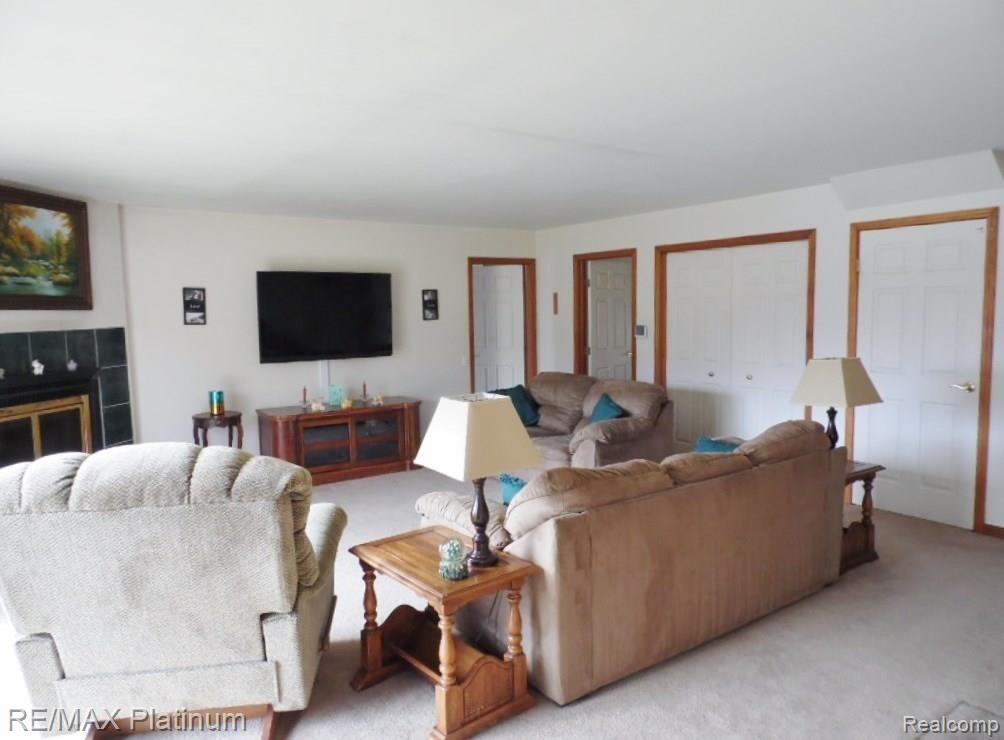 10070 Byron Road Howell, MI 48855 - Photo 7 of 20 Living room