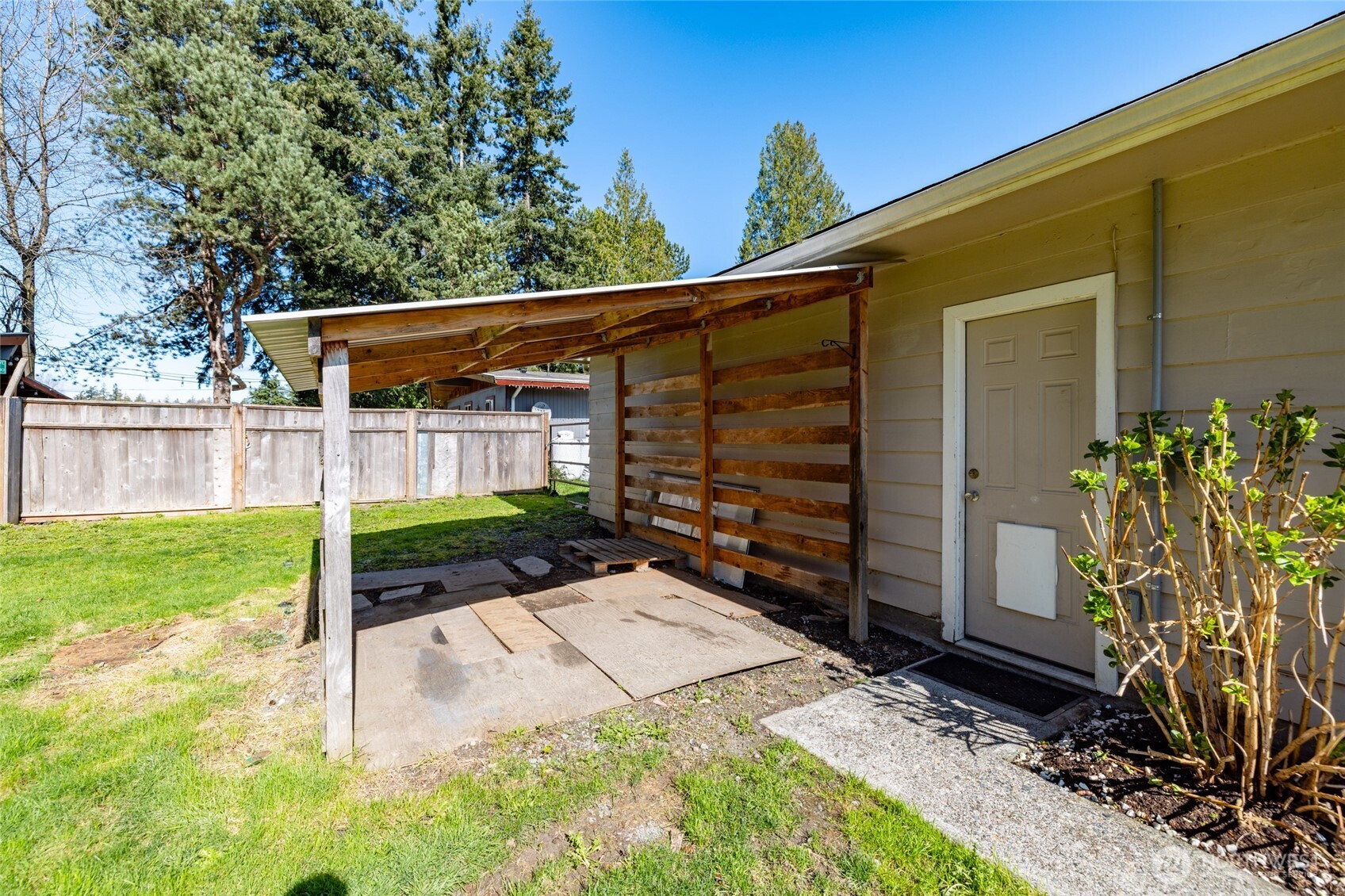 10450 Sterling Road Sedro-Woolley, WA 98284 - Photo 31 of 33 a view of a backyard with plants