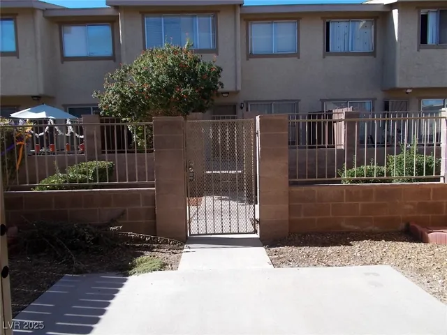 $1,300 | 6465 Big Pine Way, Las Vegas, NV 89108