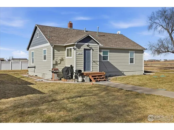 a view of a house with backyard