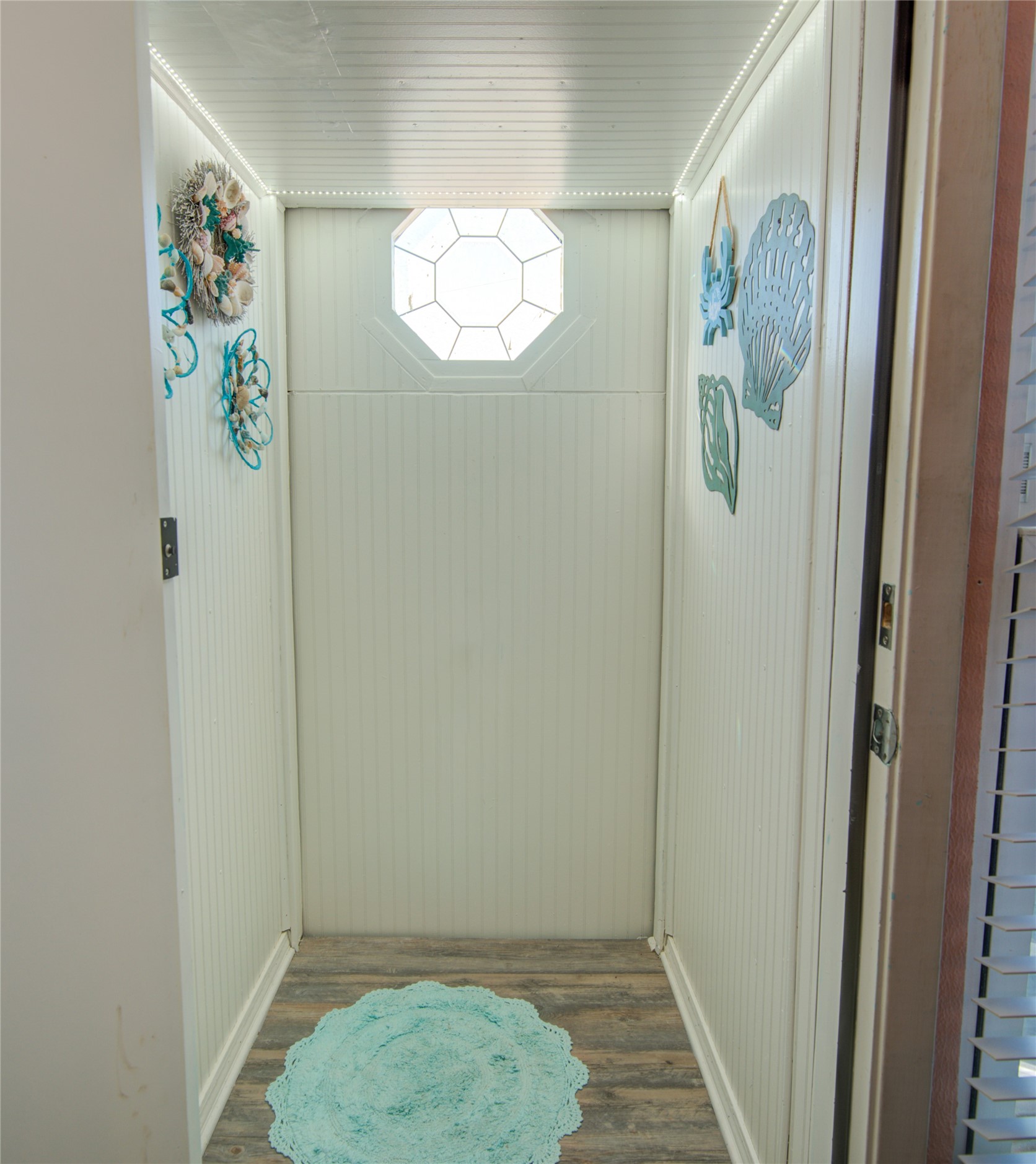 83 Dolphin Lane Freeport, TX 77541 - Photo 31 of 39 a bathroom with a window