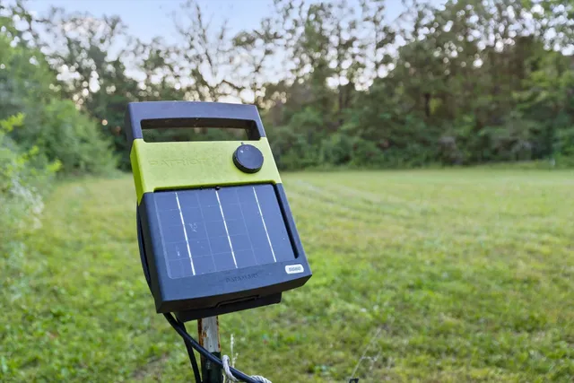 a sign that is sitting on a brick wall