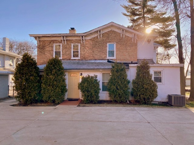 438 North Sheridan Road Waukegan, IL 60085 - Photo 2 of 21 front view of a house