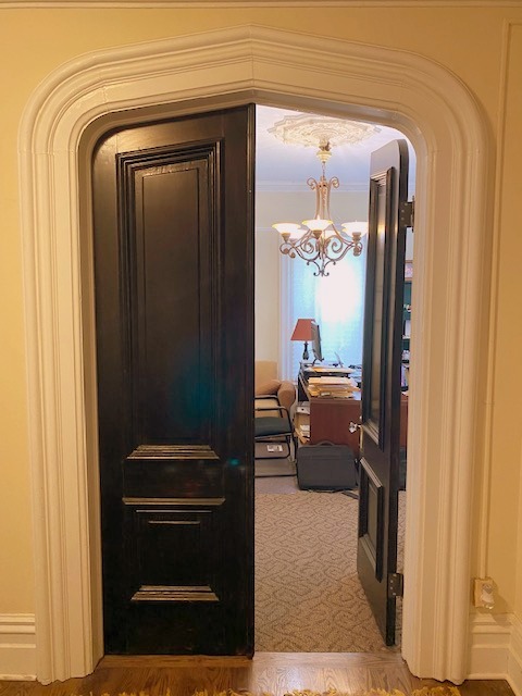 438 North Sheridan Road Waukegan, IL 60085 - Photo 17 of 21 a living room with furniture and a mirror