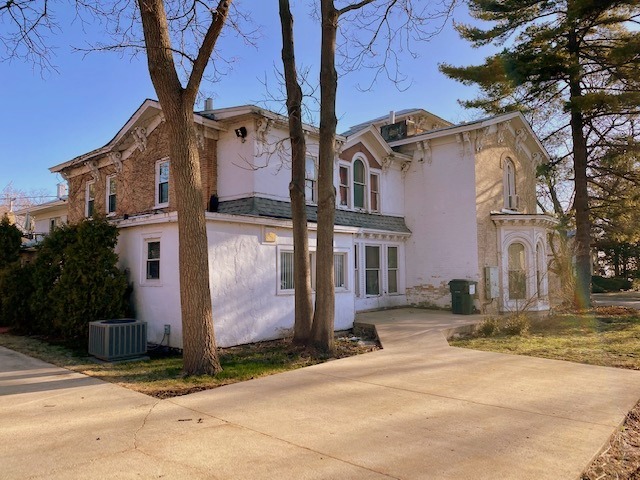 438 North Sheridan Road Waukegan, IL 60085 - Photo 4 of 21 a view of a building with a street