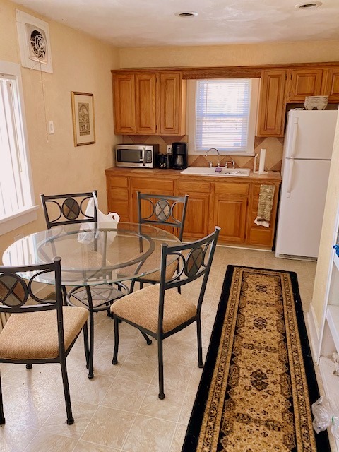 438 North Sheridan Road Waukegan, IL 60085 - Photo 7 of 21 a dining room with furniture