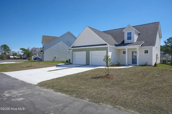 $304,900 | 215 Sandpiper Place, Sneads Ferry, NC 28460