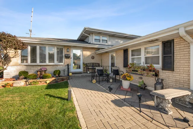 $389,900 | 10317 Lacrosse Avenue, Oak Lawn, IL 60453