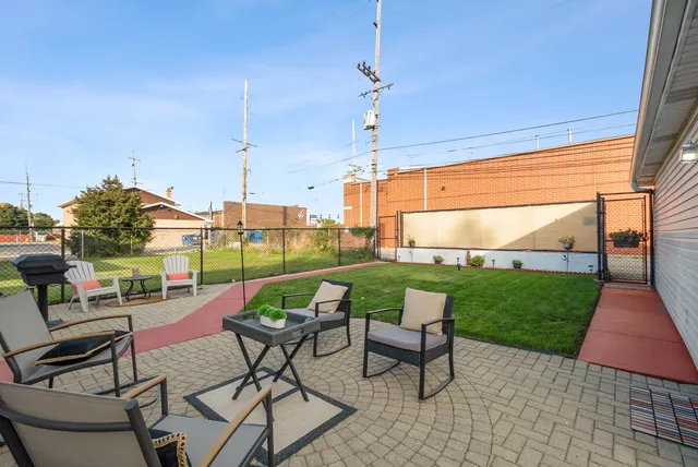 $389,900 | 10317 Lacrosse Avenue, Oak Lawn, IL 60453