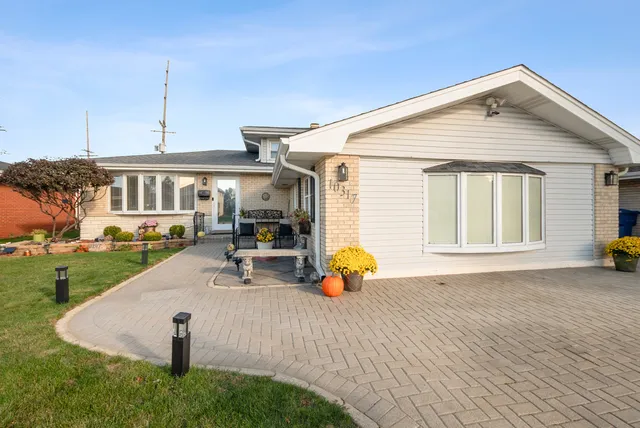 $389,900 | 10317 Lacrosse Avenue, Oak Lawn, IL 60453