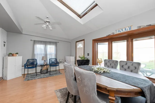 $389,900 | 10317 Lacrosse Avenue, Oak Lawn, IL 60453