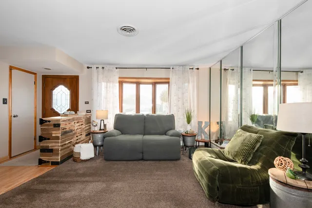 $389,900 | 10317 Lacrosse Avenue, Oak Lawn, IL 60453