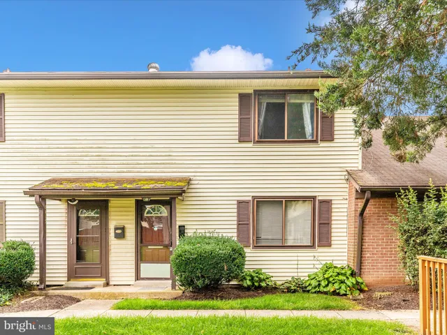 a view of a house with a yard and plants