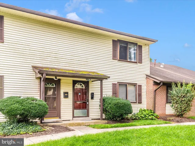 a view of a house with yard and plants