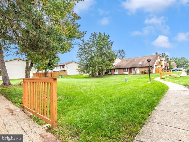 a view of a back yard
