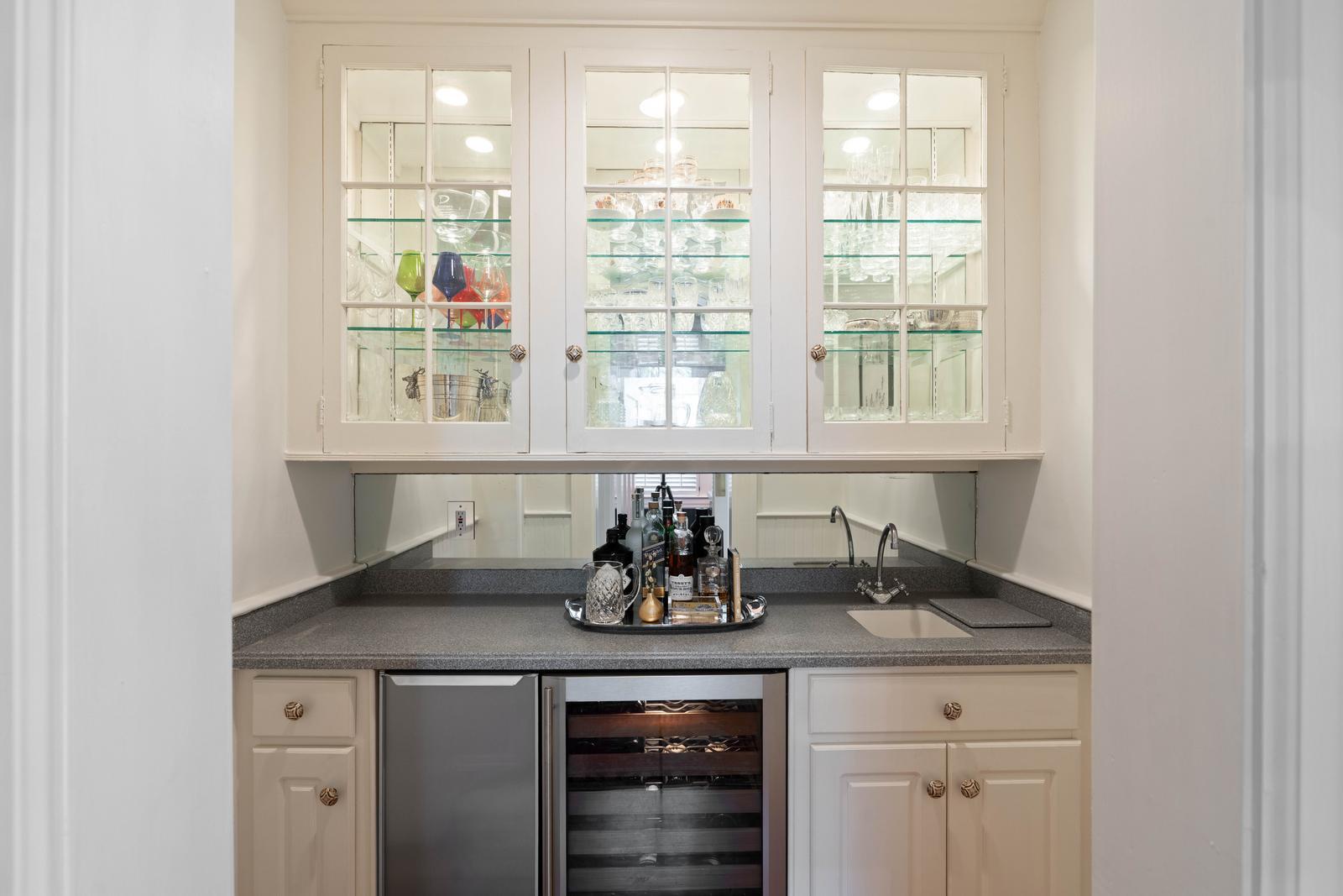 106 South Battery Charleston, SC 29401 - Photo 16 of 47 Wet Bar