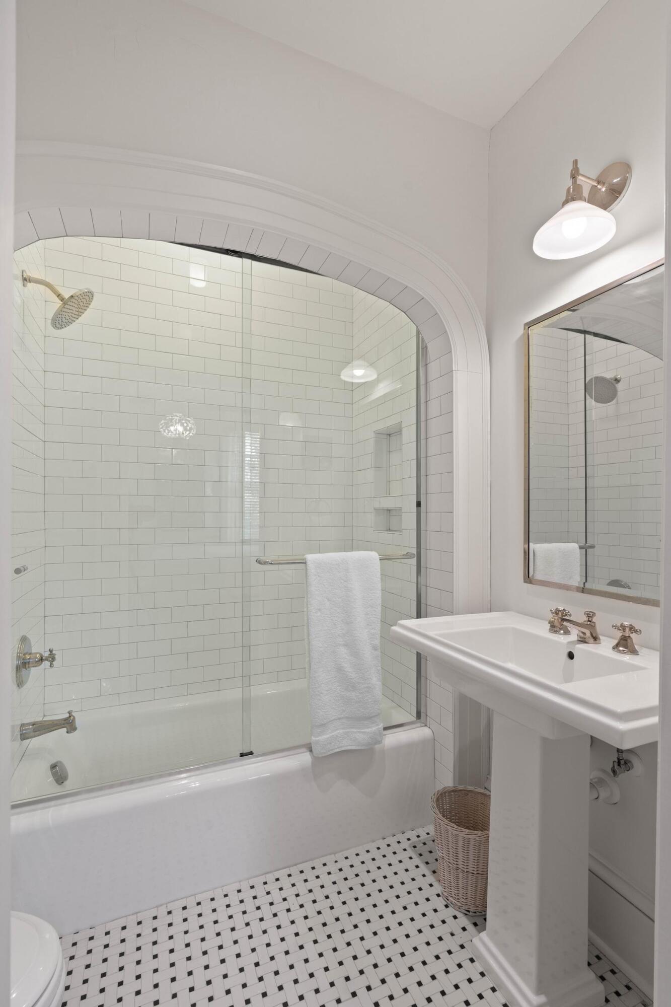 106 South Battery Charleston, SC 29401 - Photo 35 of 47 Guest Bathroom