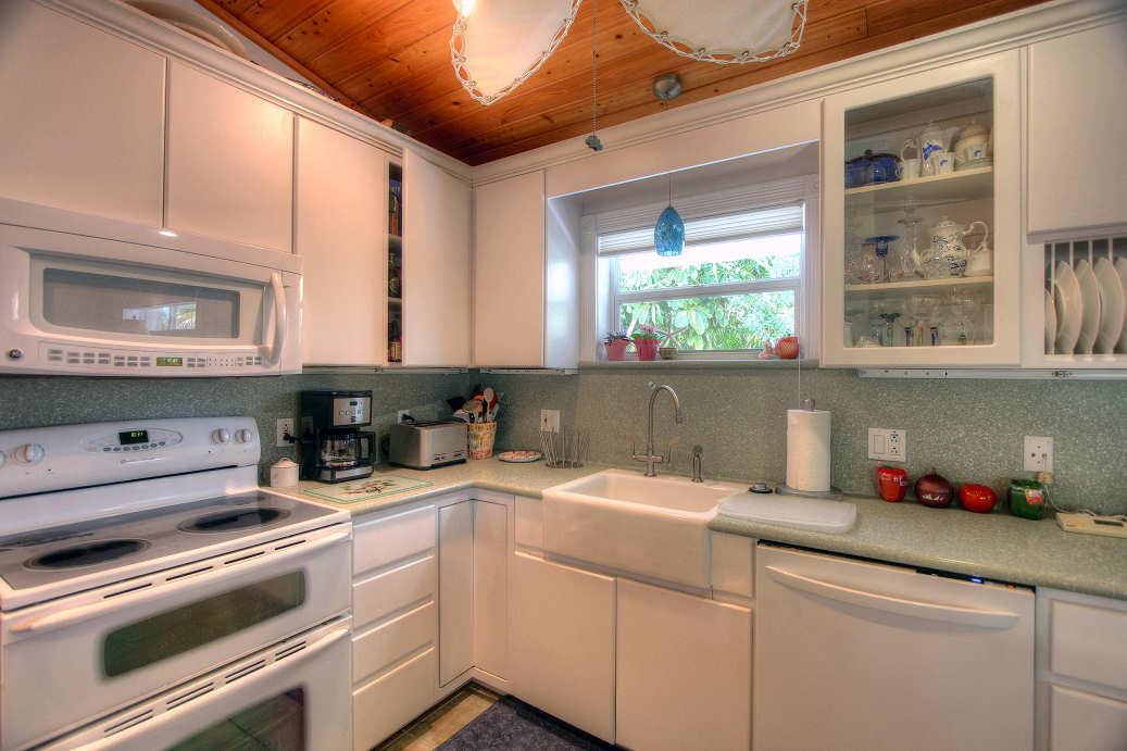 42 Mutiny Place Key Largo, FL 33037 - Photo 19 of 40 Custom corian and white kitchen