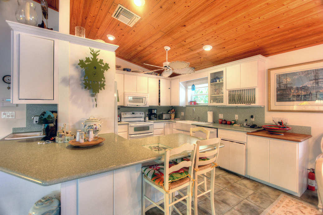 42 Mutiny Place Key Largo, FL 33037 - Photo 21 of 40 Bright Corian and White kitchen
