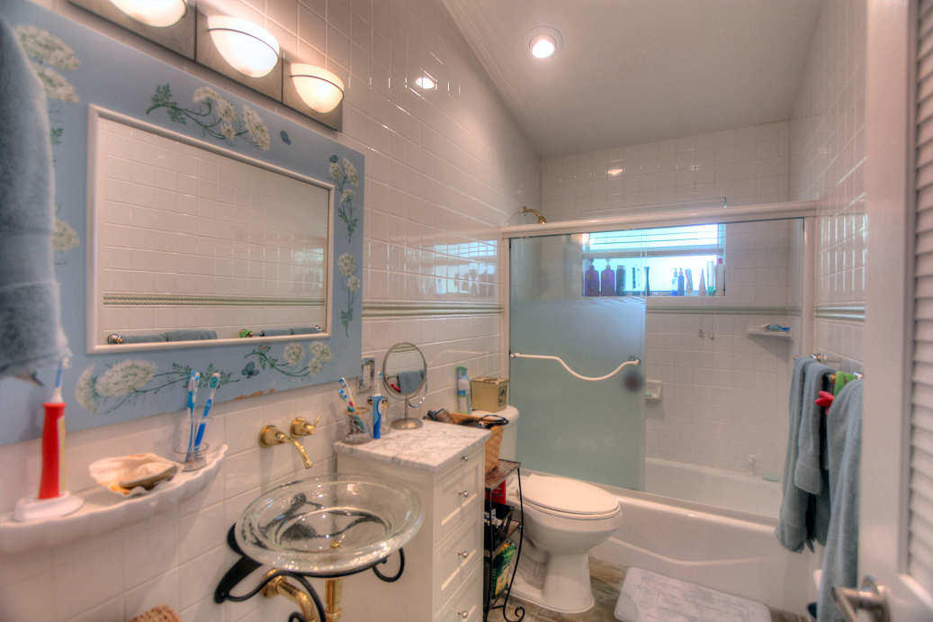 42 Mutiny Place Key Largo, FL 33037 - Photo 26 of 40 Guest Bath with custom glass bowl sink