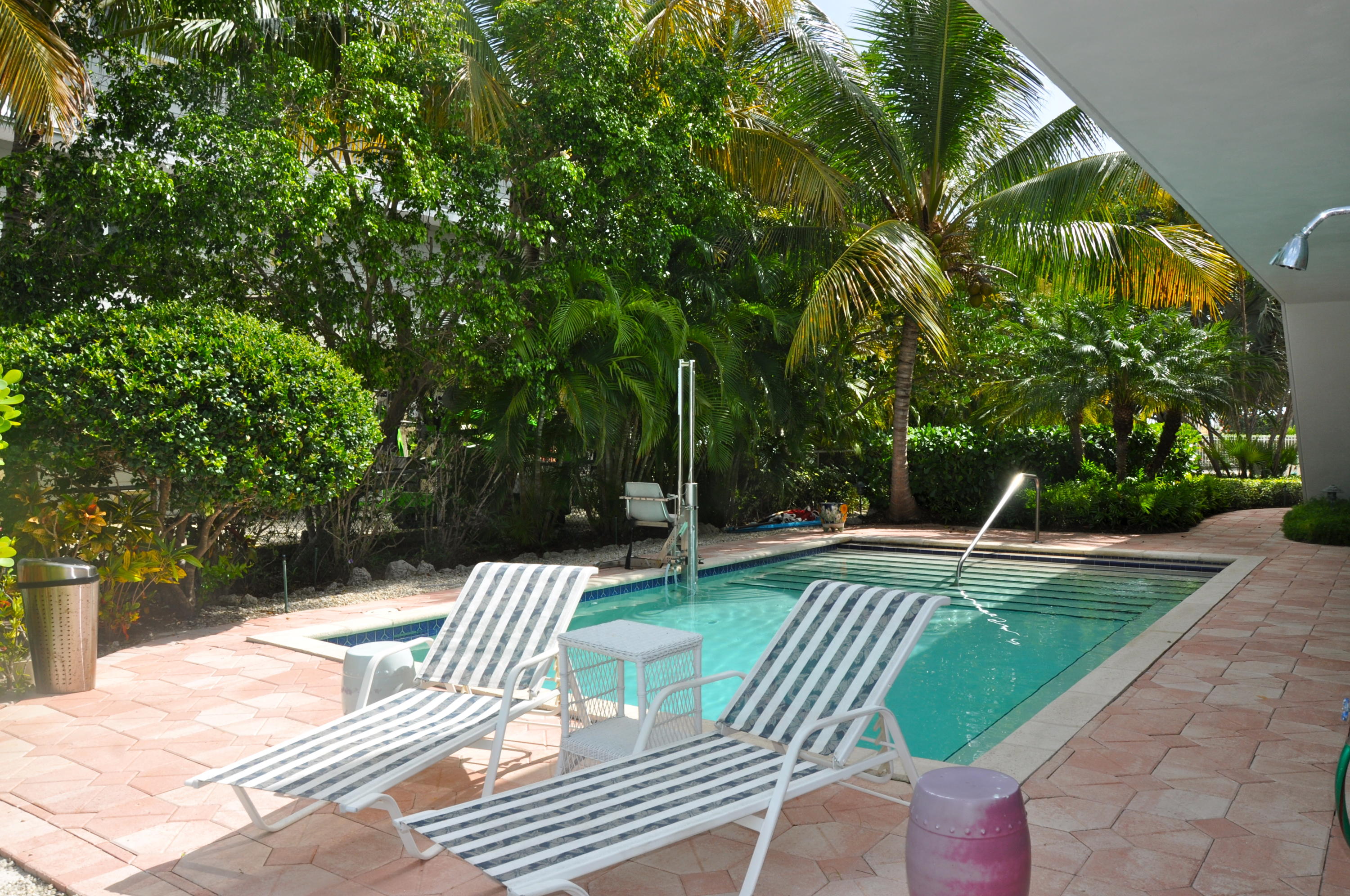 42 Mutiny Place Key Largo, FL 33037 - Photo 34 of 40 Lounge by the pool w/outdoor shower