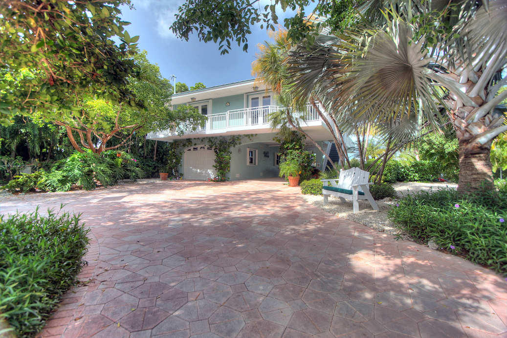 42 Mutiny Place Key Largo, FL 33037 - Photo 40 of 40 Electric gate and large driveway