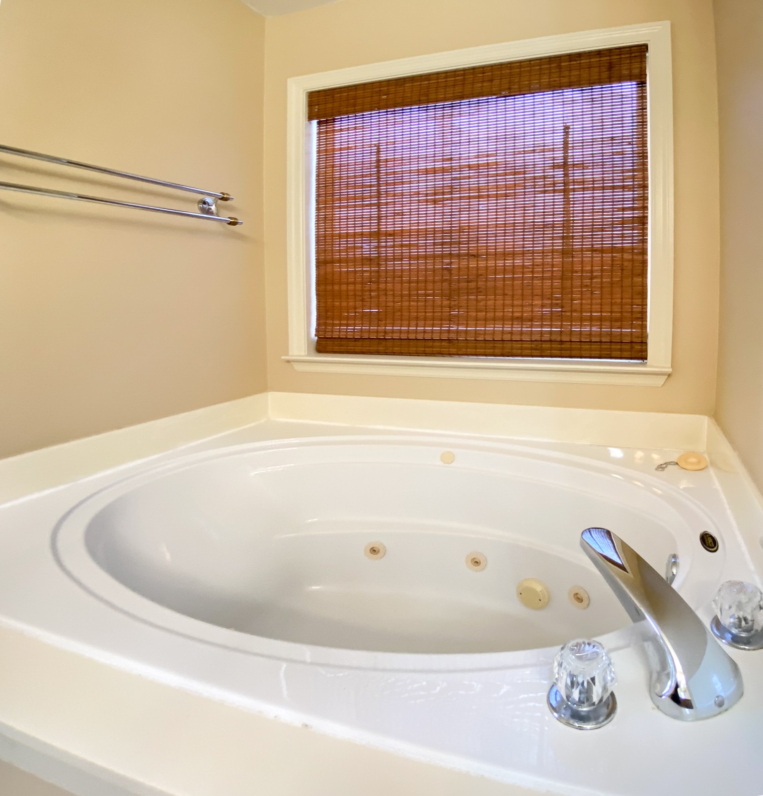 215 Falcon Drive Manchester, TN 37355 - Photo 14 of 25 a bathroom with a tub and a window
