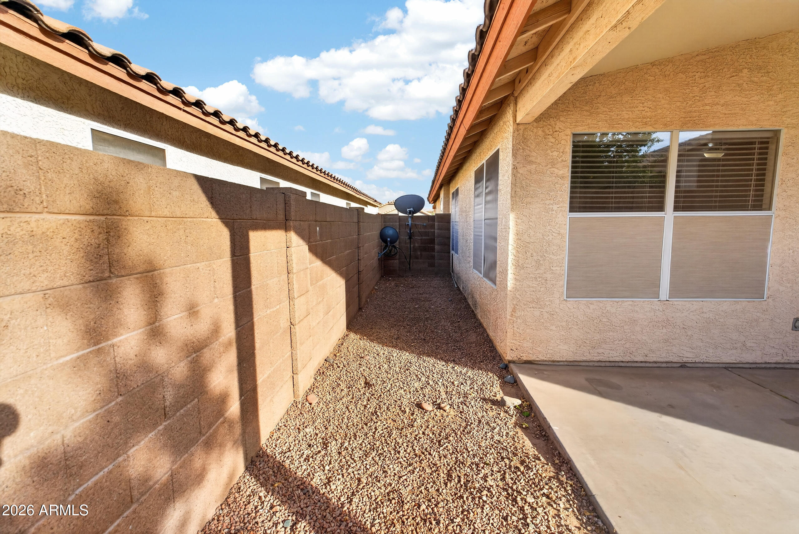 8916 West Davis Road Peoria, AZ 85382 - Photo 28 of 34 Side yard