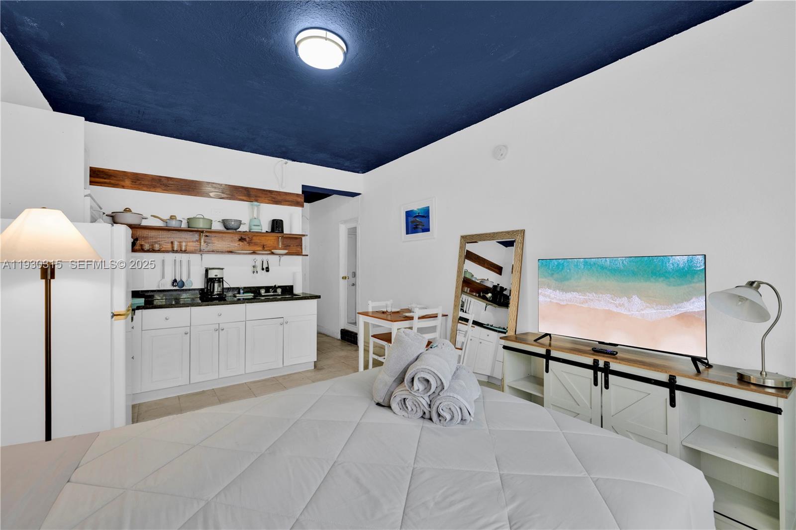 255 West 24th Street, Unit 302 Miami Beach, FL 33140 - Photo 4 of 8