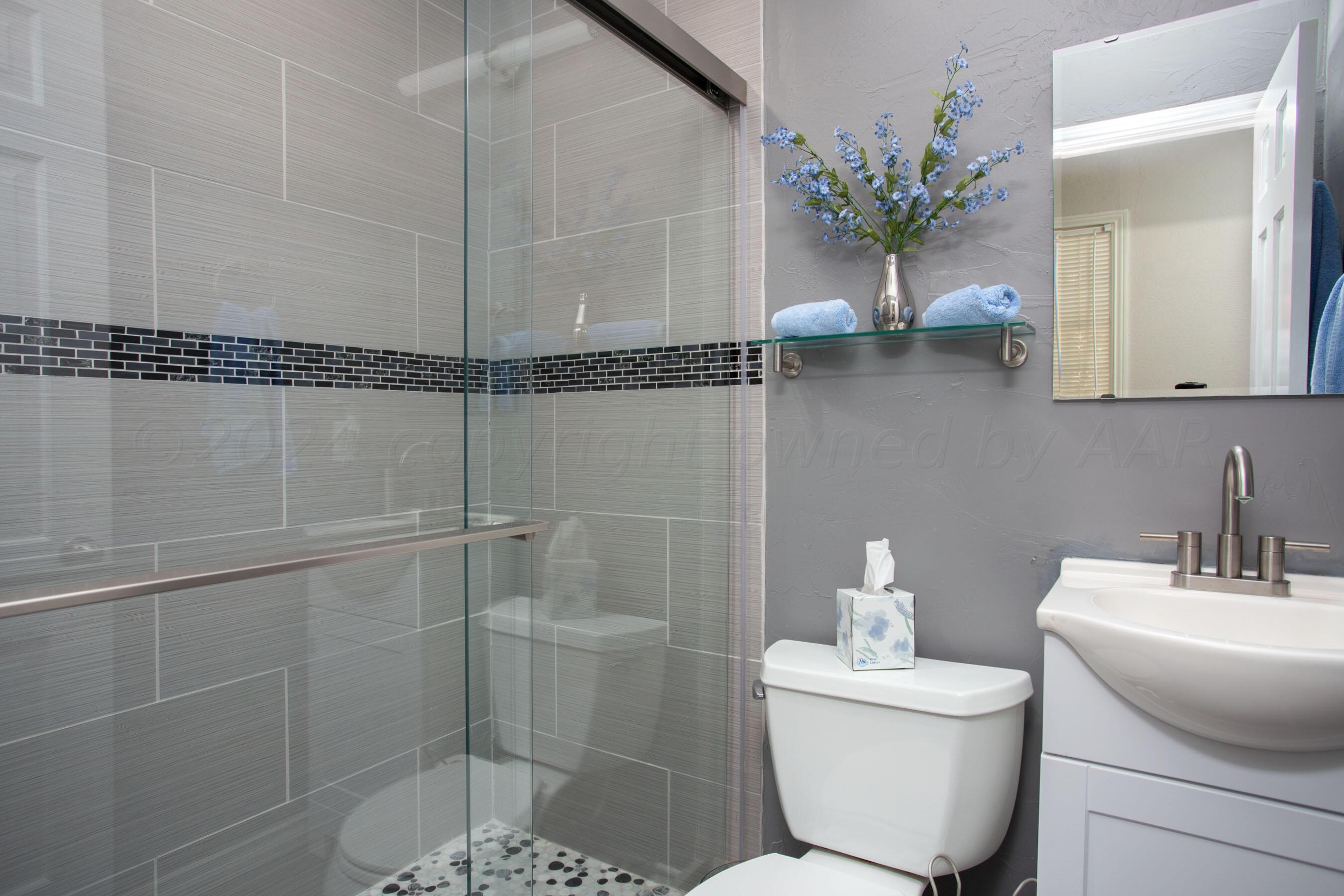 3802 Puckett Drive Amarillo, TX 79109 - Photo 16 of 38 Guest Bathroom