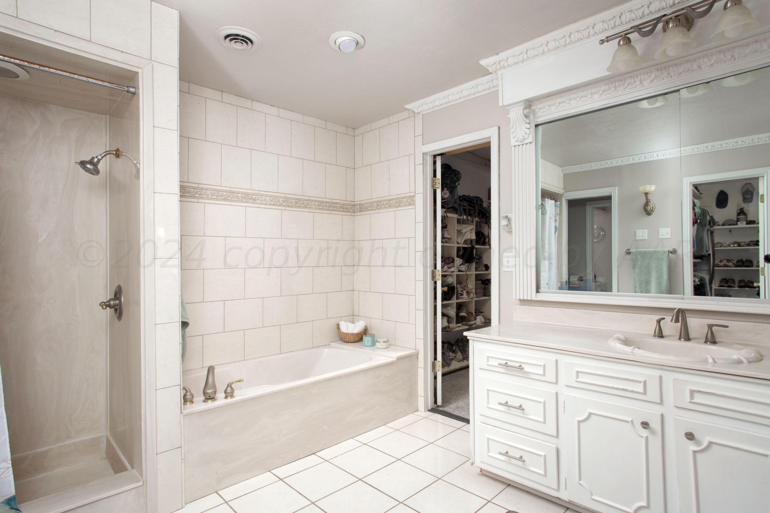 3802 Puckett Drive Amarillo, TX 79109 - Photo 20 of 38 Primary Ensuite Bathroom