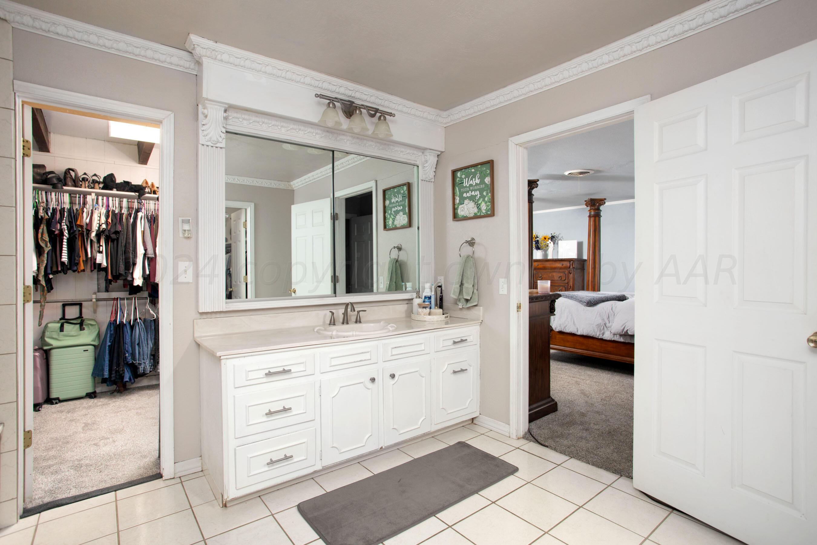 3802 Puckett Drive Amarillo, TX 79109 - Photo 21 of 38 Primary Ensuite Bathroom
