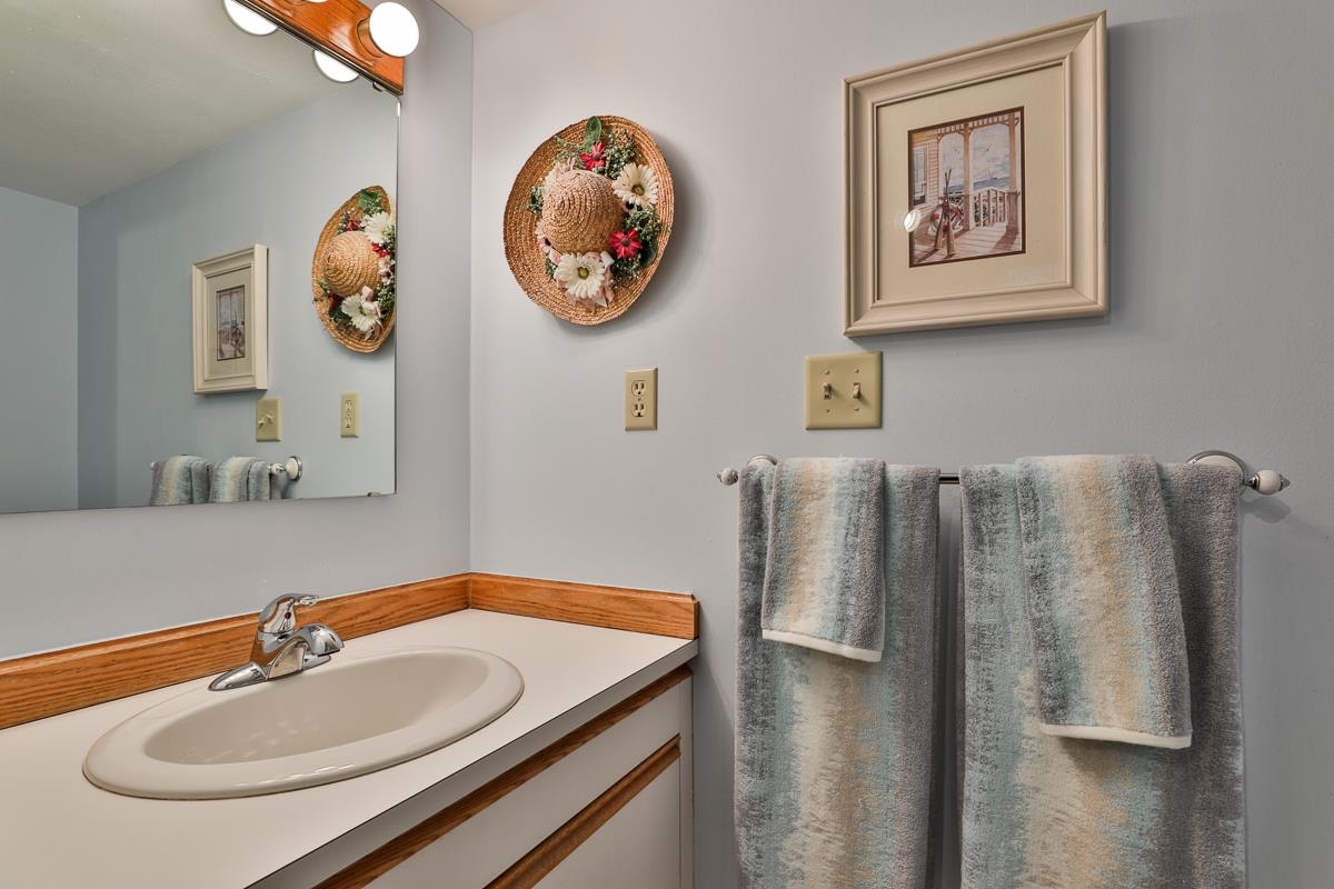 1 Rockingham Court, Unit 125 Bedford, NH 03110 - Photo 34 of 39 Gallery Image 34