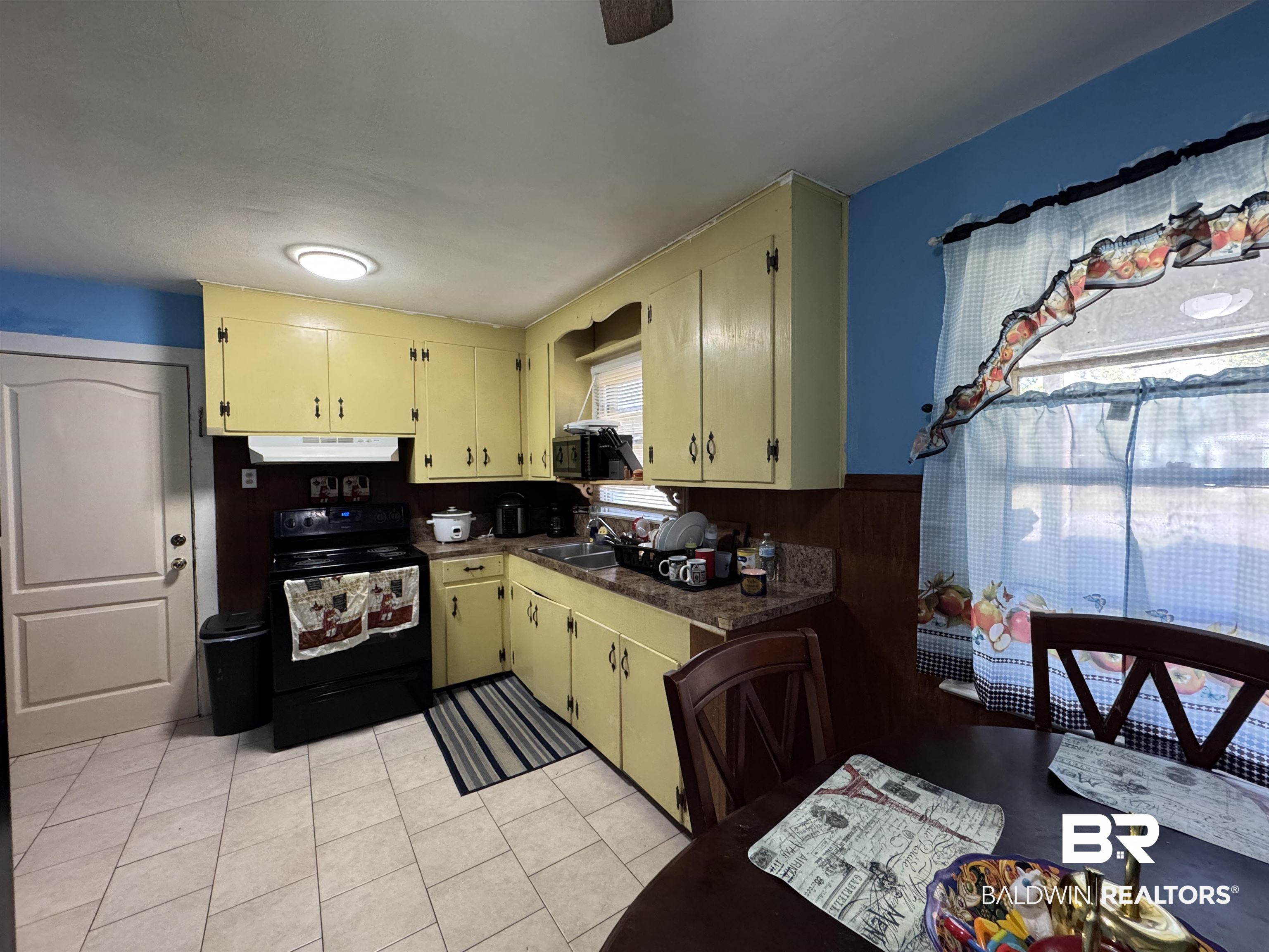 105 11th Avenue Mobile, AL 36611 - Photo 4 of 12 Kitchen