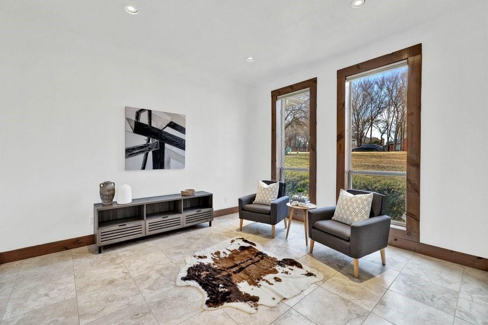 324 Rolling Oaks Ridge Cedar Hill, TX 75104 - Photo 11 of 39 a living room with furniture and a potted plant