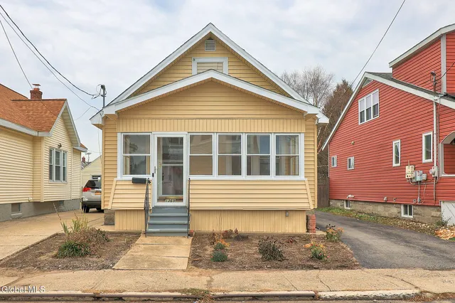 $2,300 | 1369 Santa Fe Street, Schenectady, NY 12303