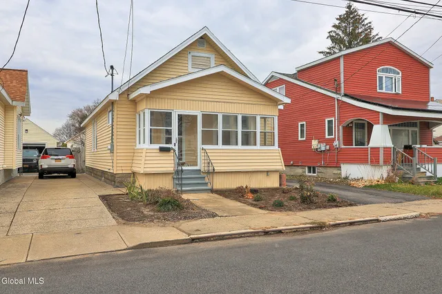 $2,300 | 1369 Santa Fe Street, Schenectady, NY 12303