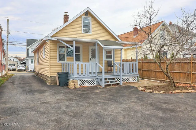 $2,300 | 1369 Santa Fe Street, Schenectady, NY 12303