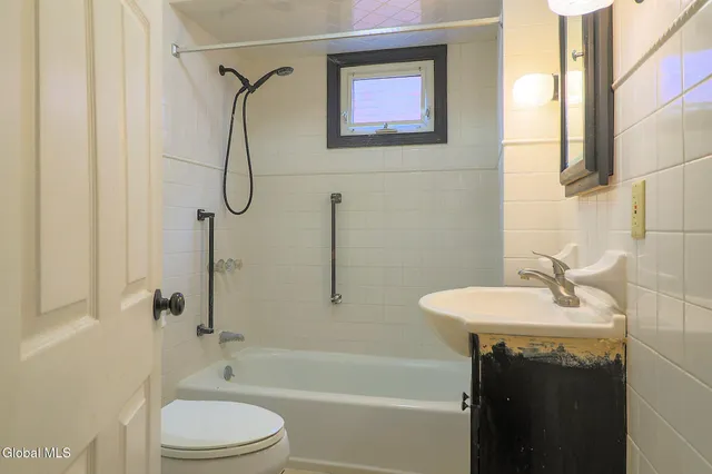 $2,300 | 1369 Santa Fe Street, Schenectady, NY 12303