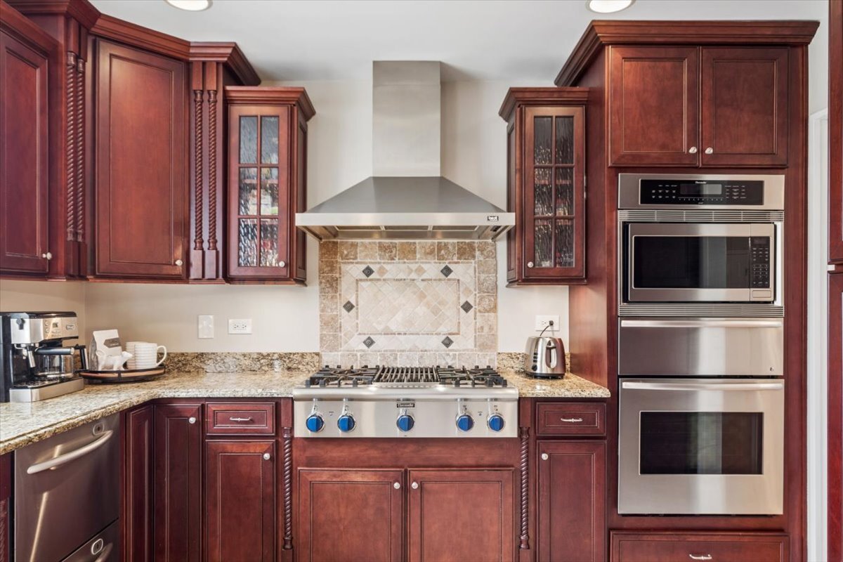 291 Lionel Road Riverside, IL 60546 - Photo 9 of 32 Gallery Image 9