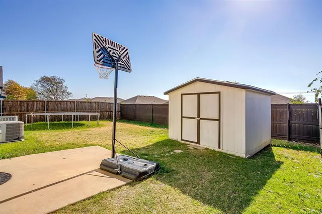 a view of an house with backyard and a garden