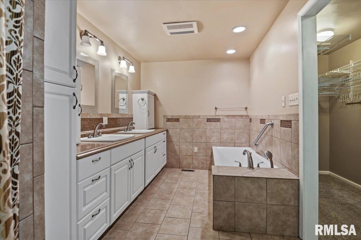 2390 Mound Road Jacksonville, IL 62650 - Photo 34 of 77 Gallery Image 34
