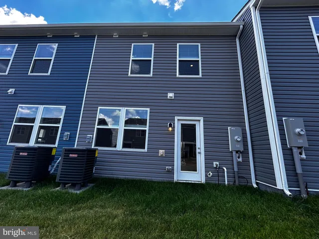 a view of front of a house with a yard