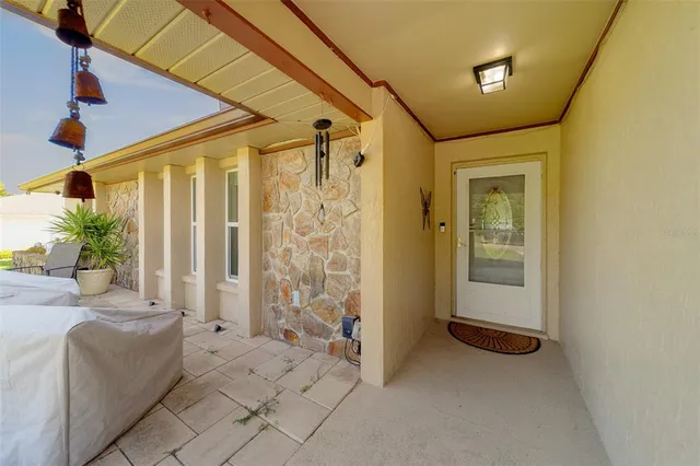 a view of an entryway with a livingroom